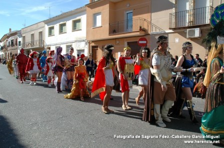 Participantes en el Ofertorio del Carnaval de Herencia entrando a Ofrecer