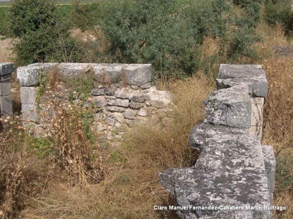 Restos del Canal del Gran Prior a su paso por Villacentenos Restos del Canal del Gran Prior a su paso por Villacentenos