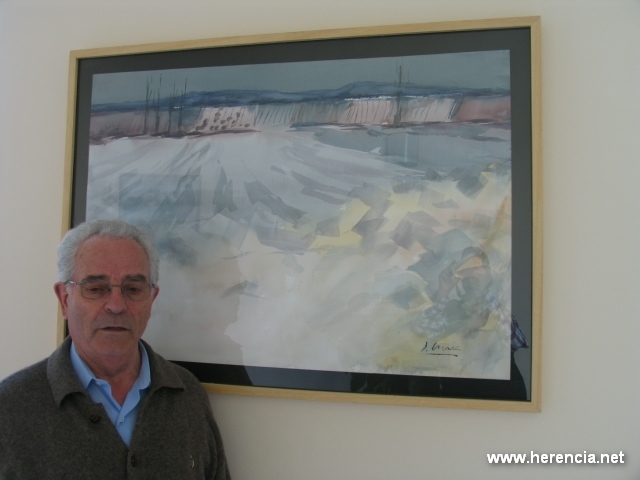 Julián Martín Casado junto a una de sus acuarelas
