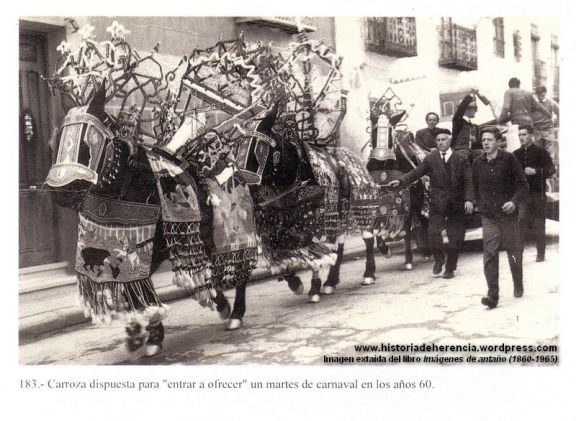 Carroza dispuesta para entrar a ofrecer un martes de carnaval - Herencia años 60 siglo XX