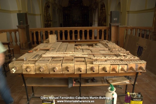 Detalle de alguno de los tubos originales del órgano parroquial de Herencia durante su restauración