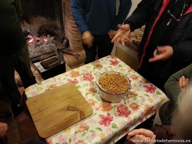 El Taller de Historia Local de Herencia haciendo roca utrera (16)