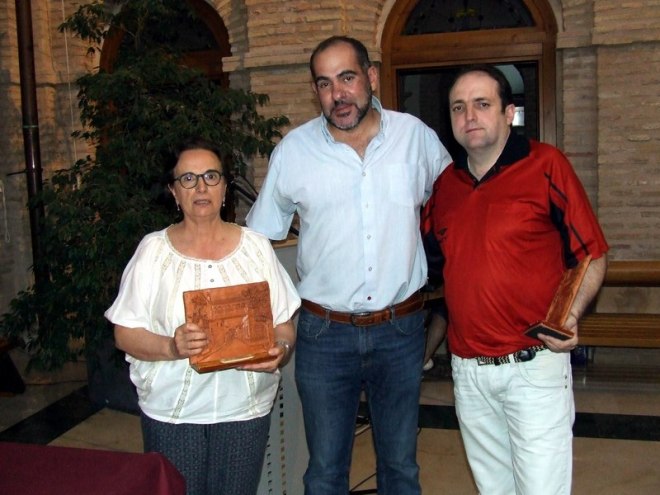 La historiadora María Soledad Salve y el investigador Ángel Martín-Fontecha flanquean al alcalde de Herencia, Jesús Fernández