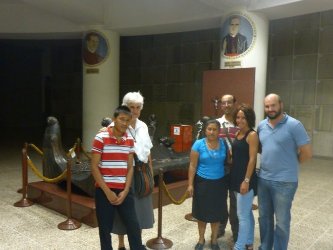 Cooperantes junto a la hermana Teresa Rasilla y el sepulcro de monseñor Romero