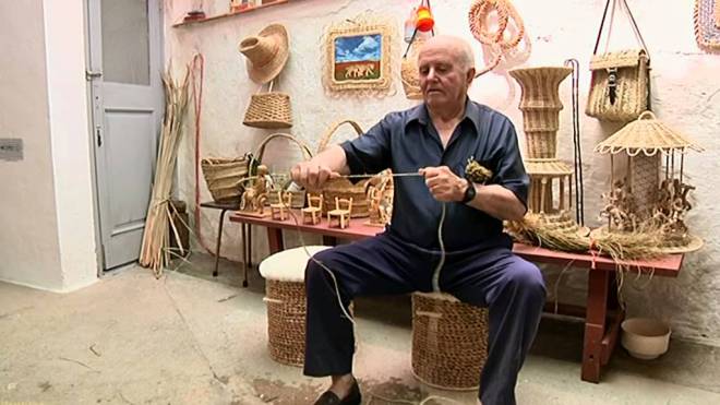 Imagen del docuemntal "Enea y esparto. Artesanía campesina" donde se ve a Jesús Díaz-Pavón Gónzalez-Sánchez trabajando la enea y el esparto