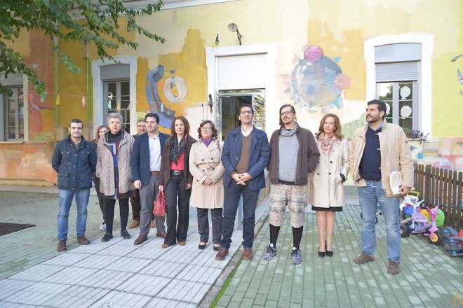 Antonio Laguna (tercer por la derecha) junto a representantes e la diputación y la guardería "La Flauta Mágica"