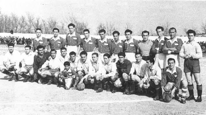 Temporada 1947-1948. El equipo del Herencia C:F. (de camiseta oscura) posa junto a los jugadores del Manchego. El equipo herenciano se proclama campeón de la Copa Gobernación.